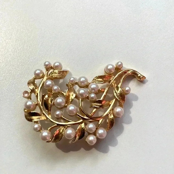 MONET Vintage Gold Tone Faux Pearl Cluster Pin Signed MONET - Picture 4 of 5